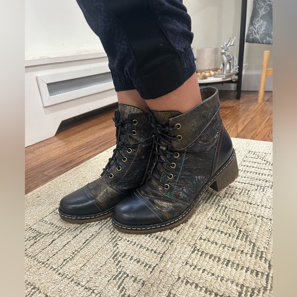 Spring Step Shoes - NWOBox Spring Step L’Artiste Black and Brown Boots size 9.5